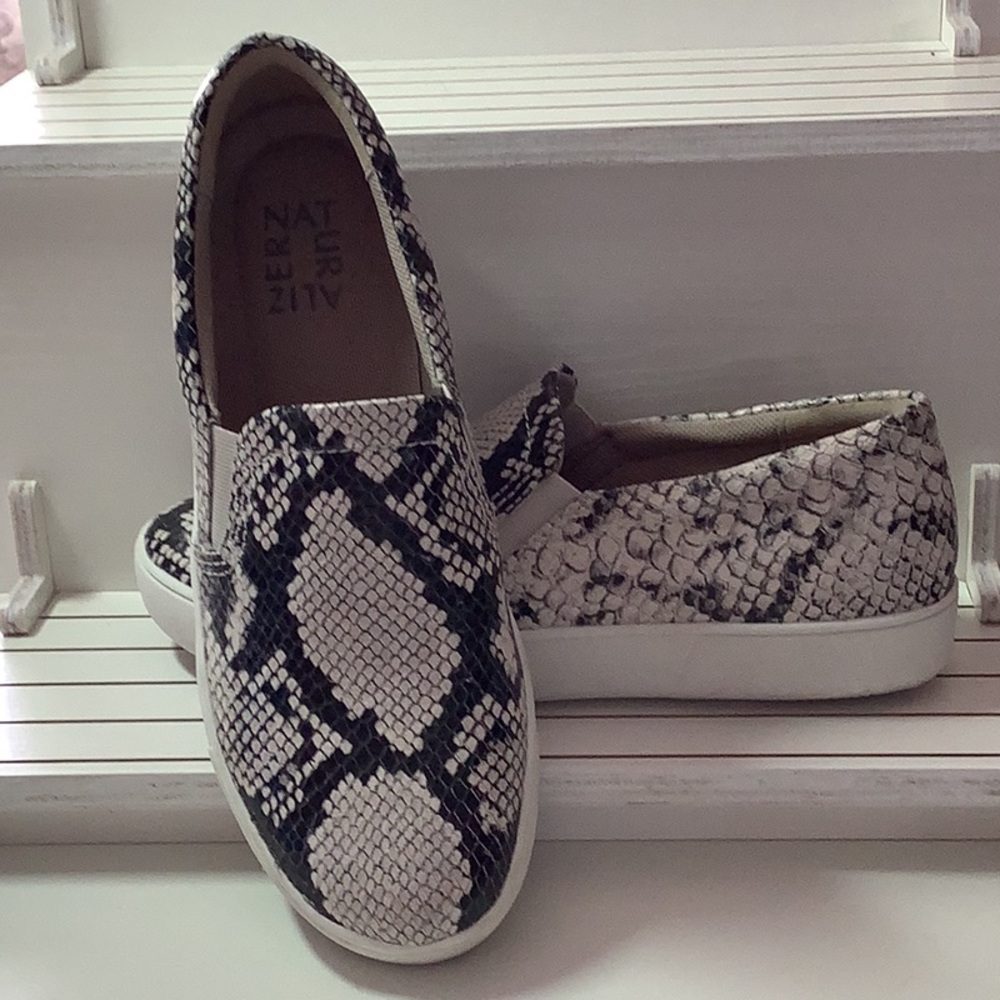 Size 7M Leather Naturalizer Deck Shoe